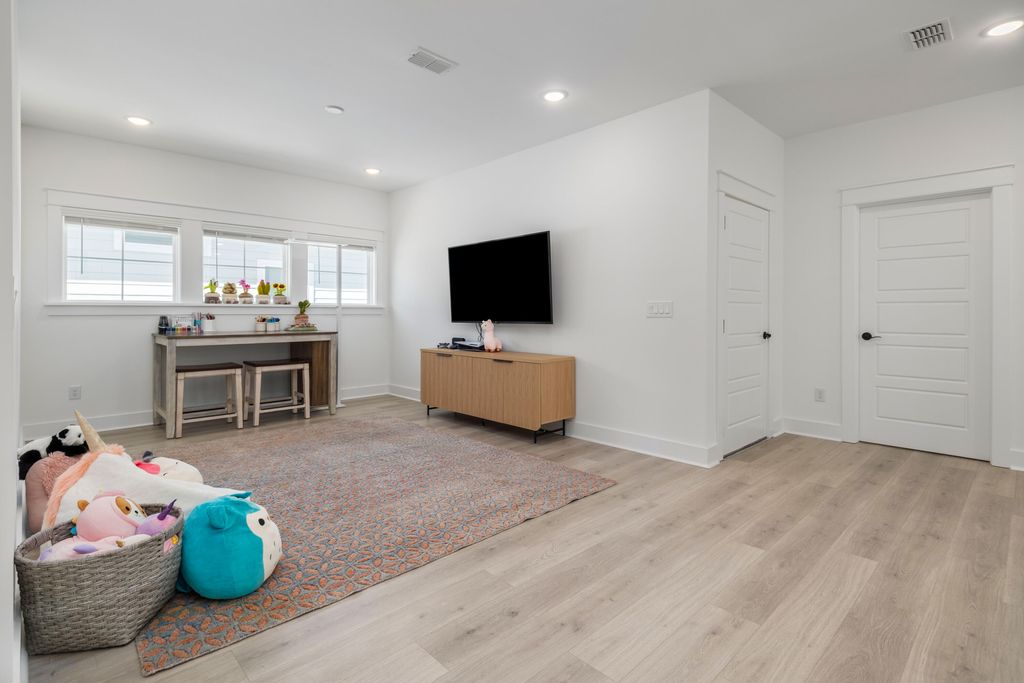 Image 37 of property listing at 1562 N Lakeshore Drive, Mount Pleasant, SC 29466