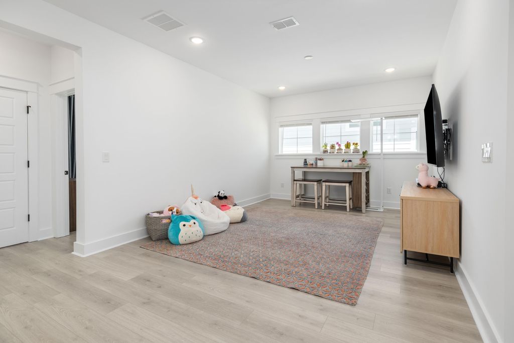 Image 39 of property listing at 1562 N Lakeshore Drive, Mount Pleasant, SC 29466