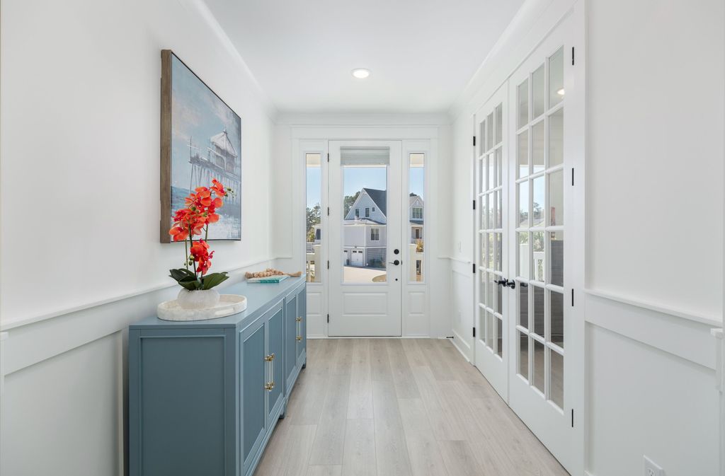 Image 5 of property listing at 1562 N Lakeshore Drive, Mount Pleasant, SC 29466