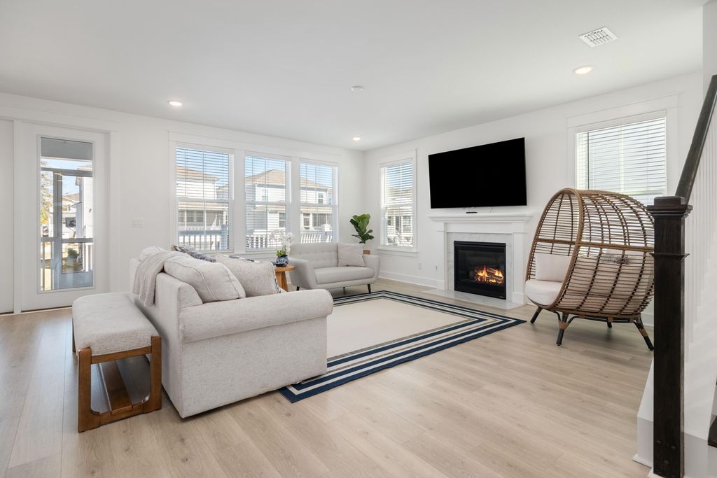 Image 7 of property listing at 1562 N Lakeshore Drive, Mount Pleasant, SC 29466