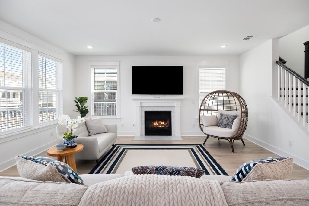 Image 8 of property listing at 1562 N Lakeshore Drive, Mount Pleasant, SC 29466