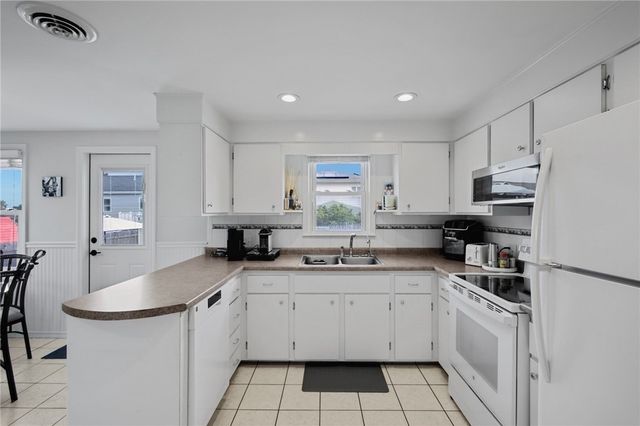 10 Summit Avenue, Johnston, RI 02919