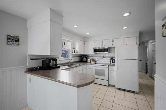 10 Summit Avenue, Johnston, RI 02919
