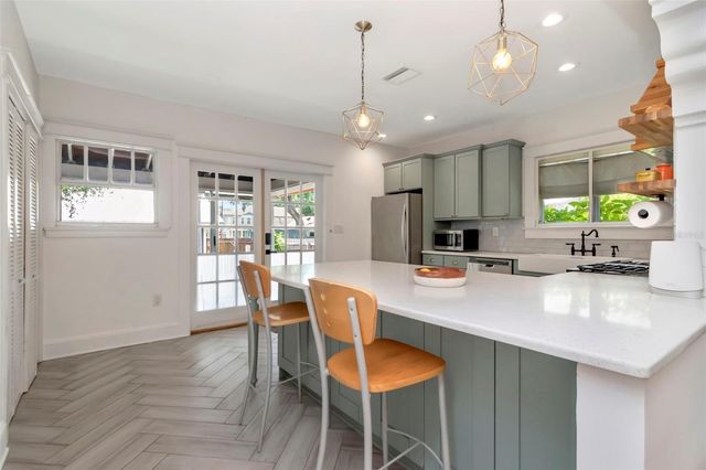 1601 E POWHATAN AVENUE, Tampa, FL 33610