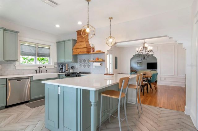 1601 E POWHATAN AVENUE, Tampa, FL 33610