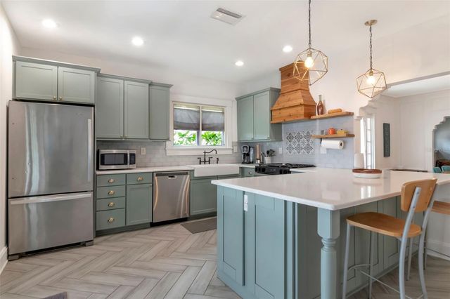 1601 E POWHATAN AVENUE, Tampa, FL 33610