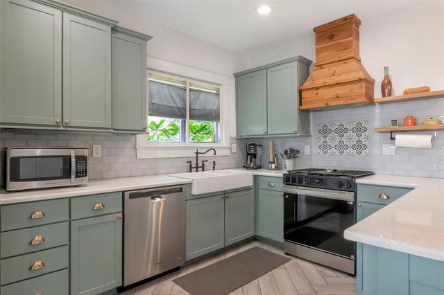 1601 E POWHATAN AVENUE, Tampa, FL 33610