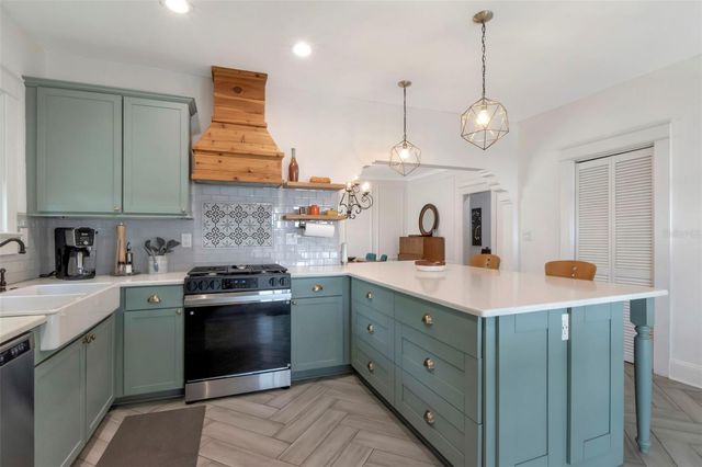 1601 E POWHATAN AVENUE, Tampa, FL 33610