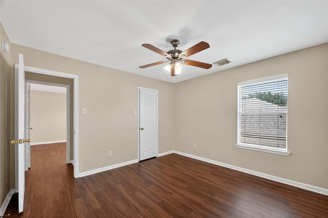 2711 Shallow Falls Court, Pearland, TX 77584