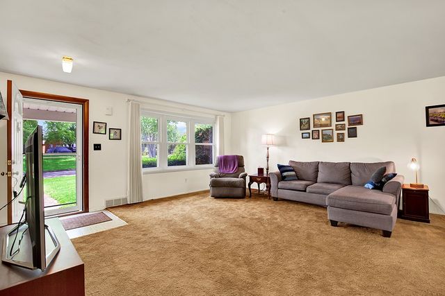 5 Shawnee Dr, Hempfield Twp, PA 15601