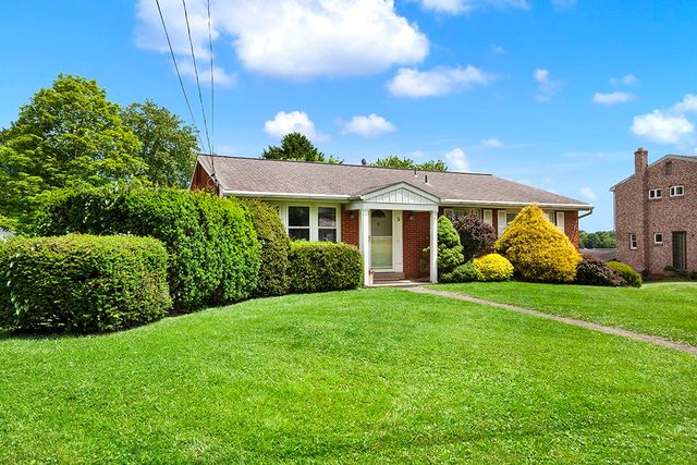 5 Shawnee Dr, Hempfield Twp, PA 15601