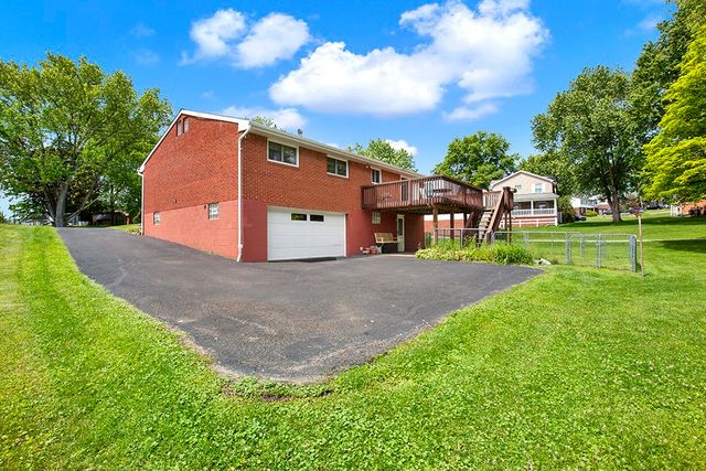 5 Shawnee Dr, Hempfield Twp, PA 15601