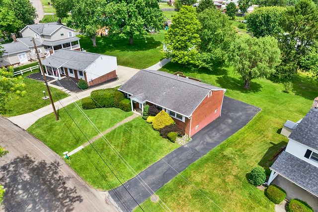 5 Shawnee Dr, Hempfield Twp, PA 15601