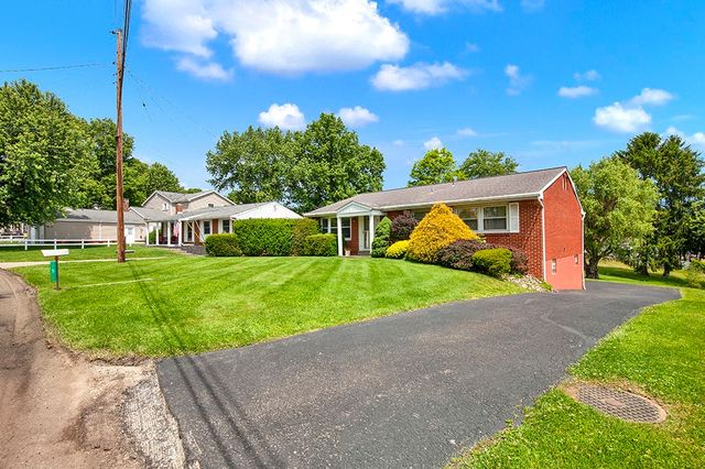5 Shawnee Dr, Hempfield Twp, PA 15601