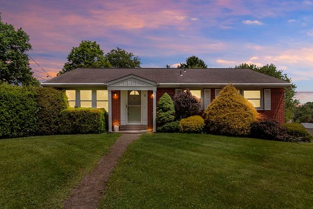 5 Shawnee Dr, Hempfield Twp, PA 15601