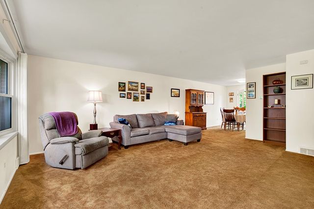 5 Shawnee Dr, Hempfield Twp, PA 15601