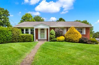 5 Shawnee Dr, Hempfield Twp, PA 15601