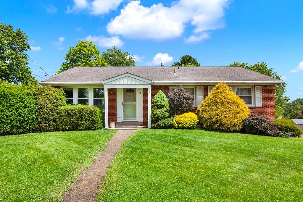 5 Shawnee Dr, Hempfield Twp, PA 15601