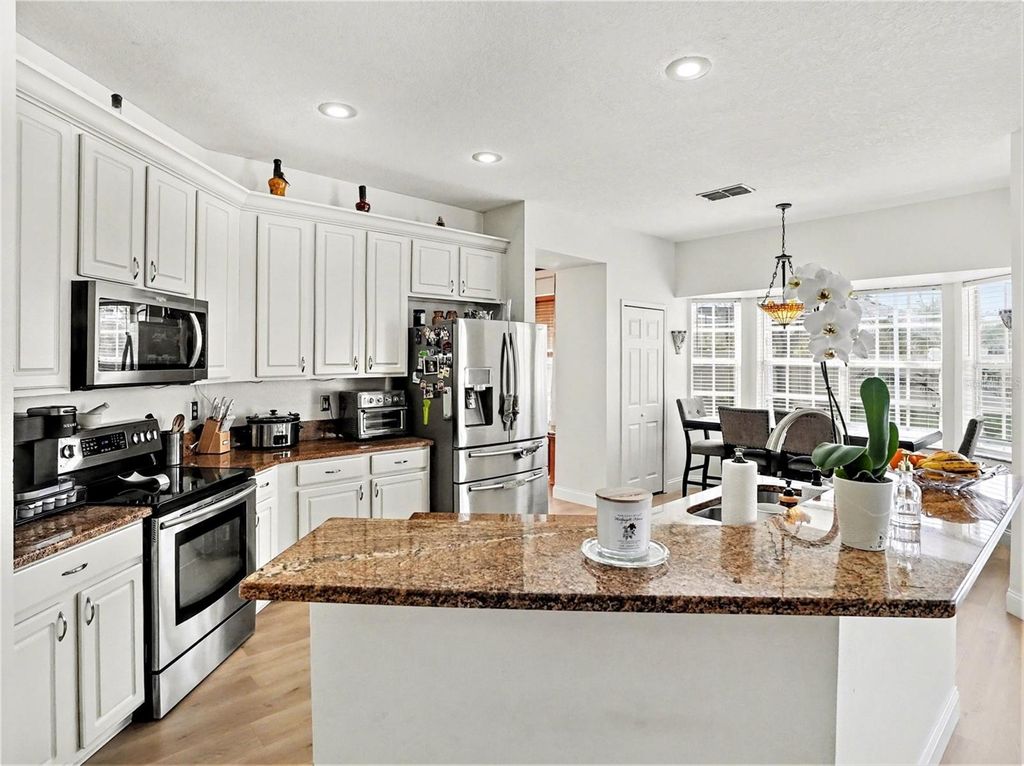 Image 11 of property listing at 4992 HOOK HOLLOW CIRCLE, Orlando, FL 32837