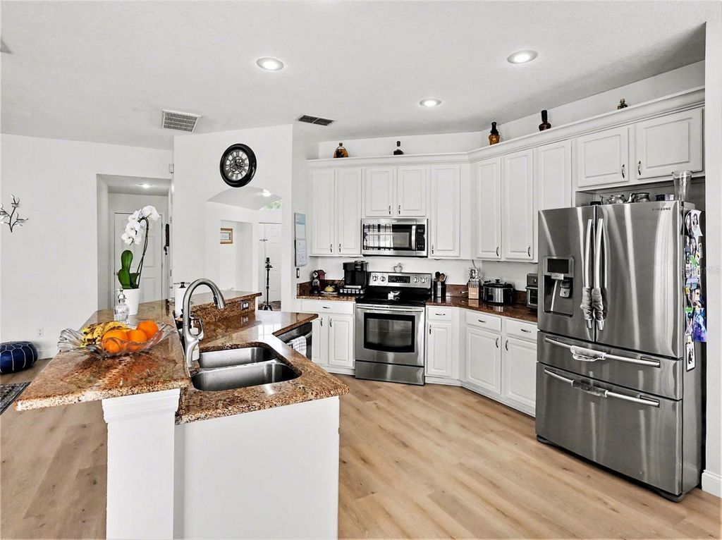 Image 12 of property listing at 4992 HOOK HOLLOW CIRCLE, Orlando, FL 32837