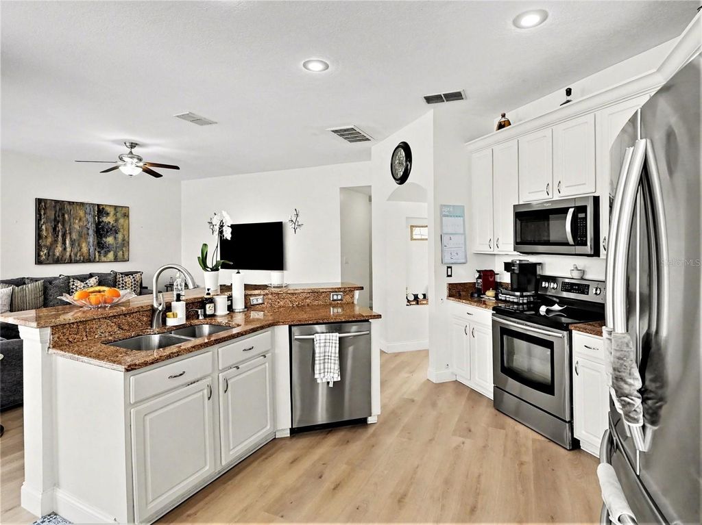 Image 13 of property listing at 4992 HOOK HOLLOW CIRCLE, Orlando, FL 32837