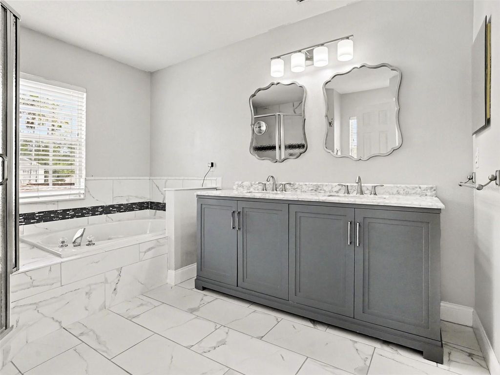 Image 21 of property listing at 4992 HOOK HOLLOW CIRCLE, Orlando, FL 32837