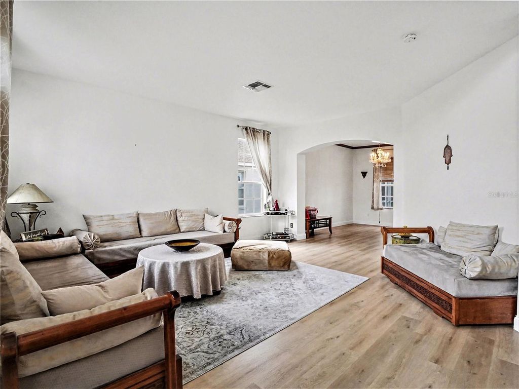 Image 5 of property listing at 4992 HOOK HOLLOW CIRCLE, Orlando, FL 32837