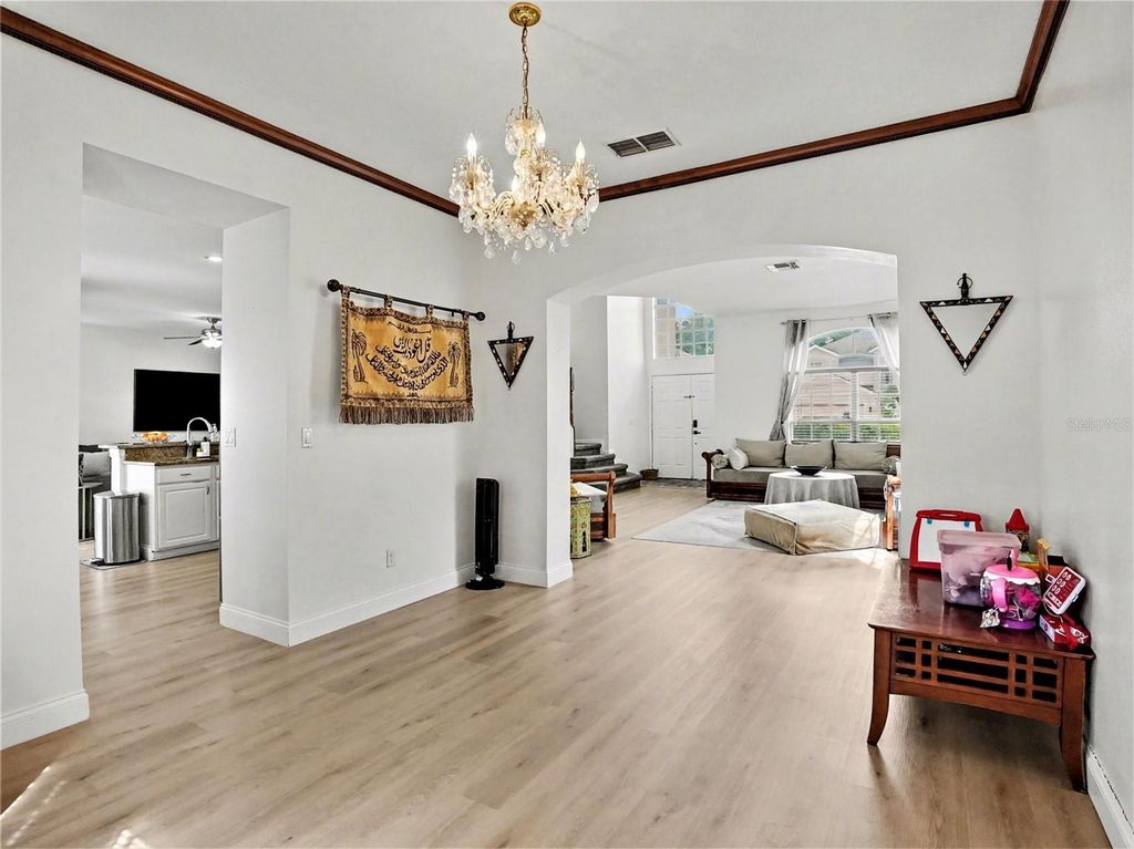 Image 10 of property listing at 4992 HOOK HOLLOW CIRCLE, Orlando, FL 32837