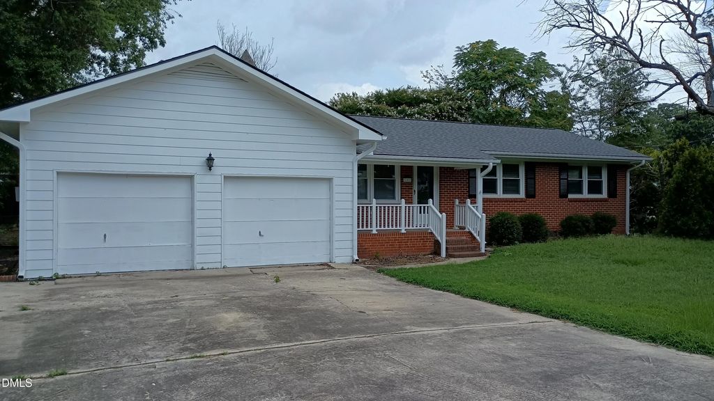 102 S Tunstall Avenue, Apex, NC 27502