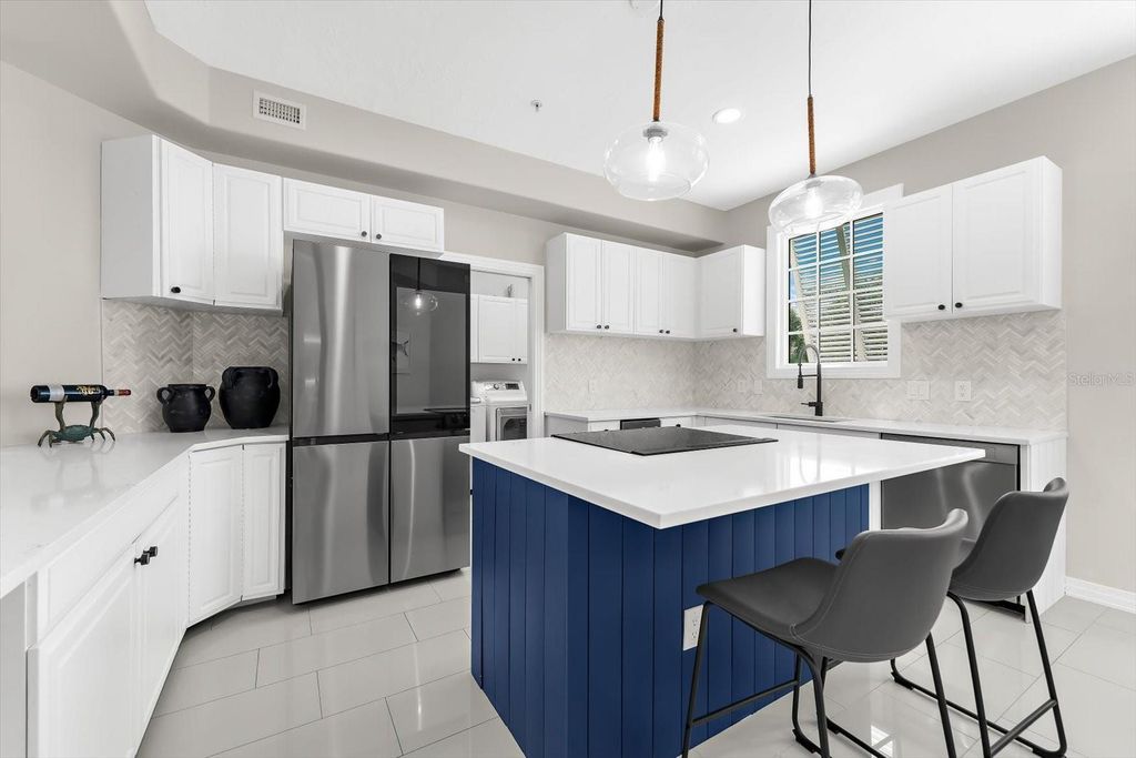 Image 11 of property listing at 3941 HAMILTON CLUB CIRCLE 9, Sarasota, FL 34242