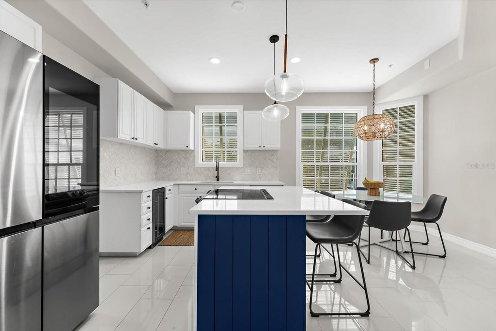 Image 14 of property listing at 3941 HAMILTON CLUB CIRCLE 9, Sarasota, FL 34242