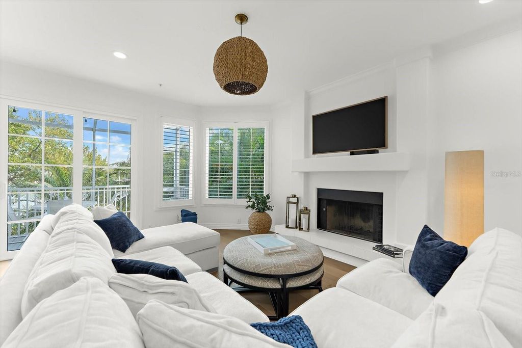 Image 28 of property listing at 3941 HAMILTON CLUB CIRCLE 9, Sarasota, FL 34242