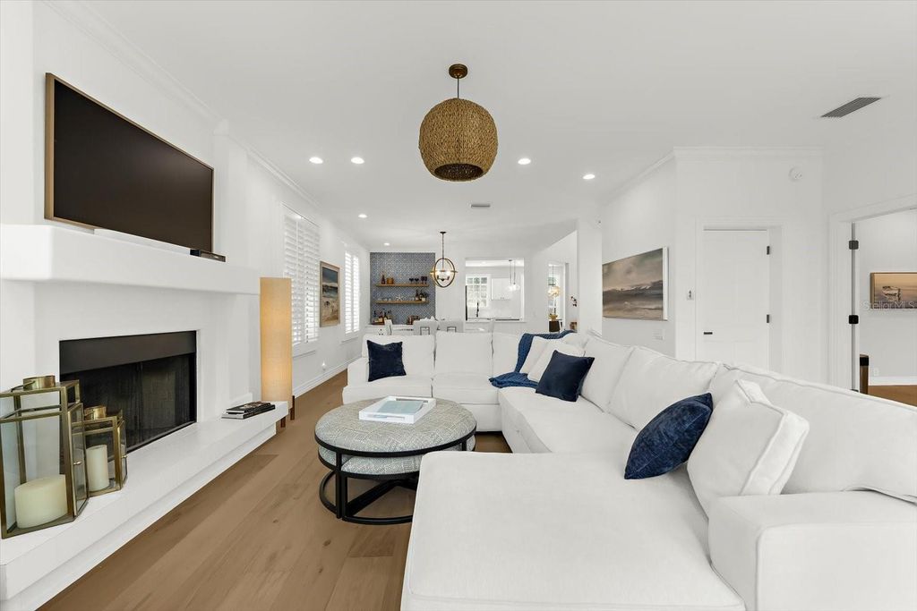 Image 32 of property listing at 3941 HAMILTON CLUB CIRCLE 9, Sarasota, FL 34242