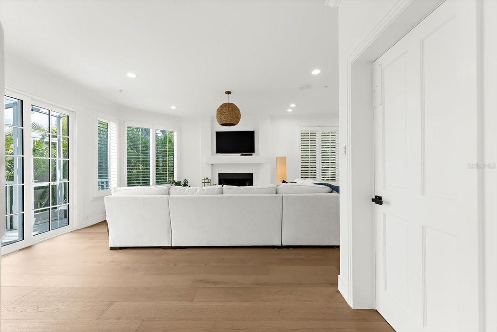 Image 38 of property listing at 3941 HAMILTON CLUB CIRCLE 9, Sarasota, FL 34242