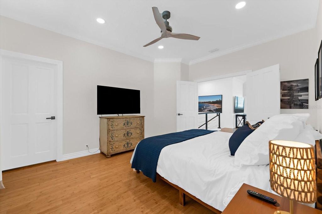 Image 45 of property listing at 3941 HAMILTON CLUB CIRCLE 9, Sarasota, FL 34242