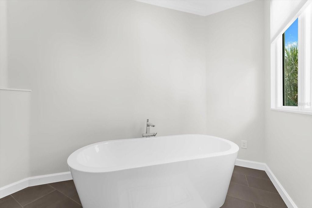 Image 62 of property listing at 3941 HAMILTON CLUB CIRCLE 9, Sarasota, FL 34242