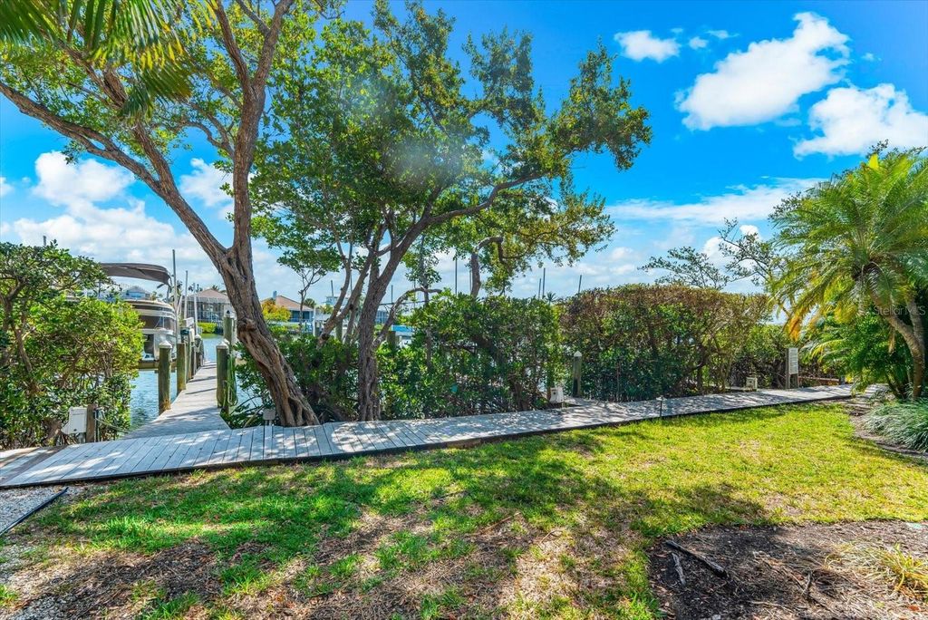 Image 74 of property listing at 3941 HAMILTON CLUB CIRCLE 9, Sarasota, FL 34242