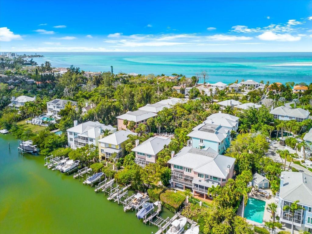 Image 88 of property listing at 3941 HAMILTON CLUB CIRCLE 9, Sarasota, FL 34242