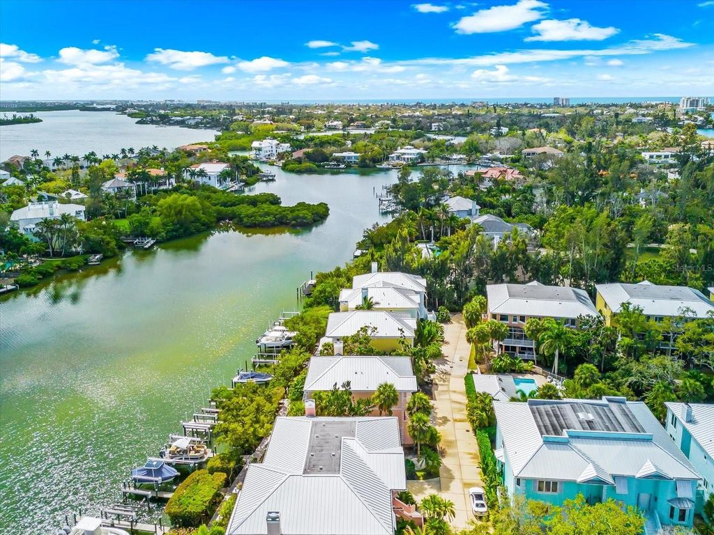 Image 89 of property listing at 3941 HAMILTON CLUB CIRCLE 9, Sarasota, FL 34242