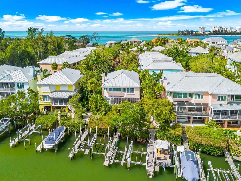 Image 92 of property listing at 3941 HAMILTON CLUB CIRCLE 9, Sarasota, FL 34242