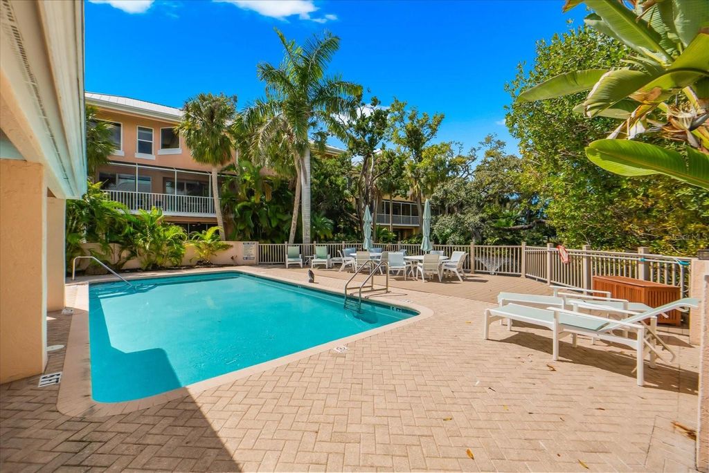 Image 94 of property listing at 3941 HAMILTON CLUB CIRCLE 9, Sarasota, FL 34242