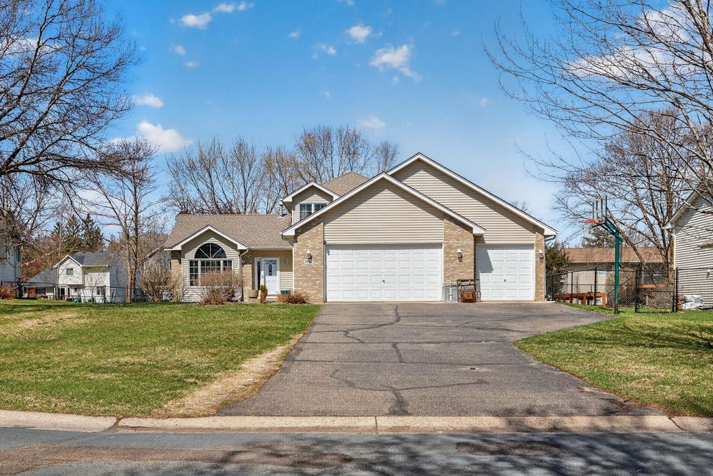 2047 123rd Avenue NW, Coon Rapids, MN 55448