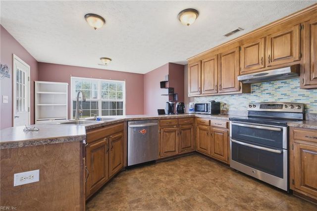 724 Kings Ridge DR, Newport News, VA 23608