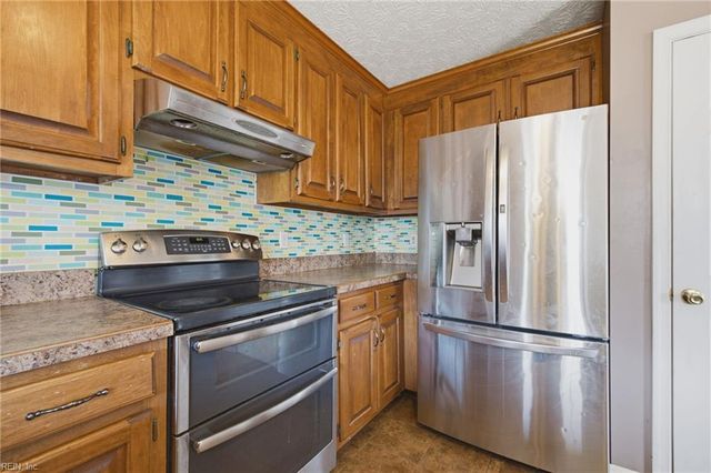 724 Kings Ridge DR, Newport News, VA 23608