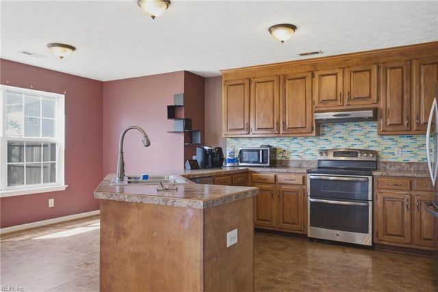 724 Kings Ridge DR, Newport News, VA 23608