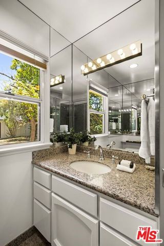 1720 Oak Street, Santa Monica, CA 90405