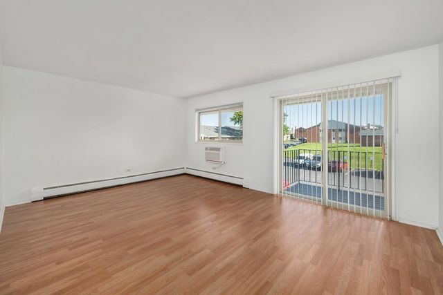 659 E FULLERTON Avenue 204, Glendale Heights, IL 60139