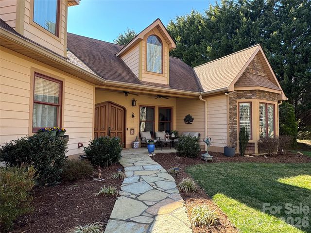 628 Vista Falls Road, Mills River, NC 28759