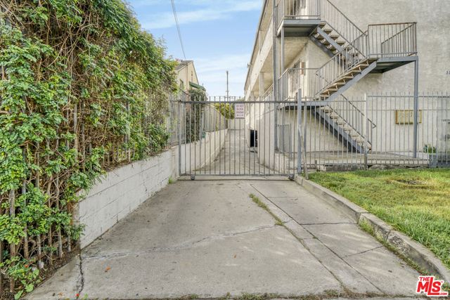 3120 W 71st Street, Los Angeles, CA 90043