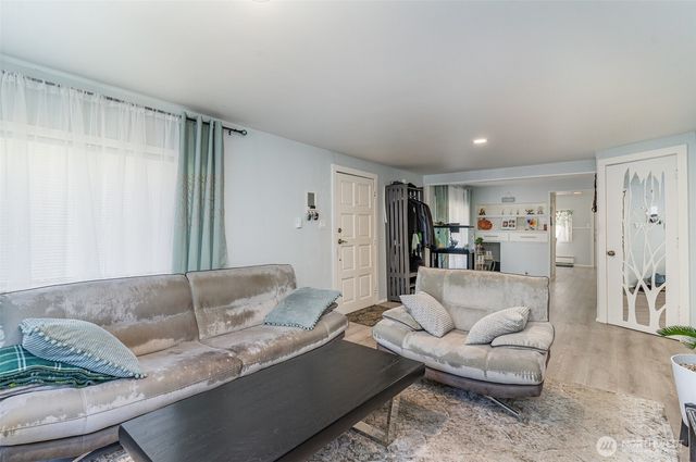 2726 Pioneer Way E, Tacoma, WA 98404